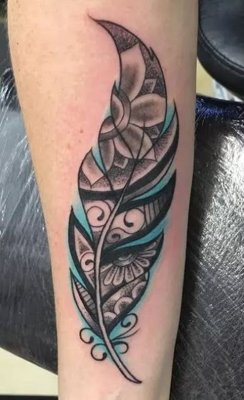 Tatouage plume avec des nuances de bleu